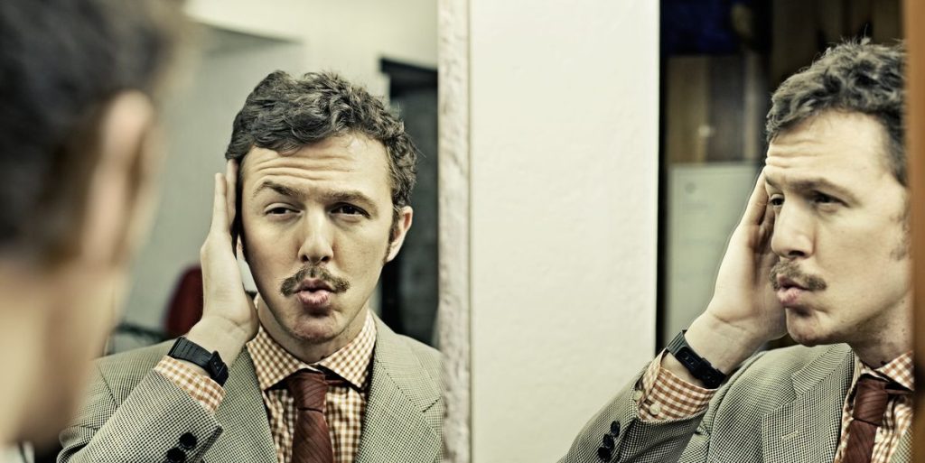 15 Narcissism Signs to Know, According to Therapists