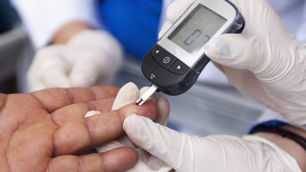 Type 2 diabetes no longer a barrier to becoming a living kidney donor Person with diabetes having blood checked. Some people with diabetes can be a living kidney donor.
