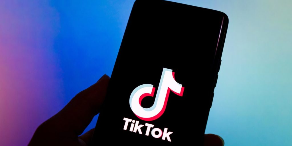 6 Phone Cleanse Tips for Anyone Who Spiraled About TikTok