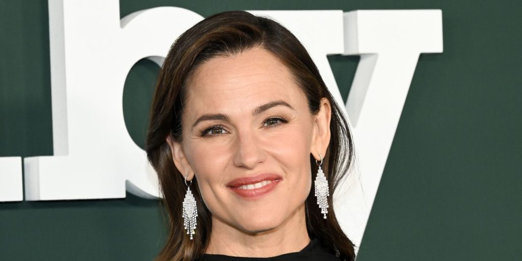 Jennifer Garner Wears These Pillowy-Soft, Brooks Sneakers