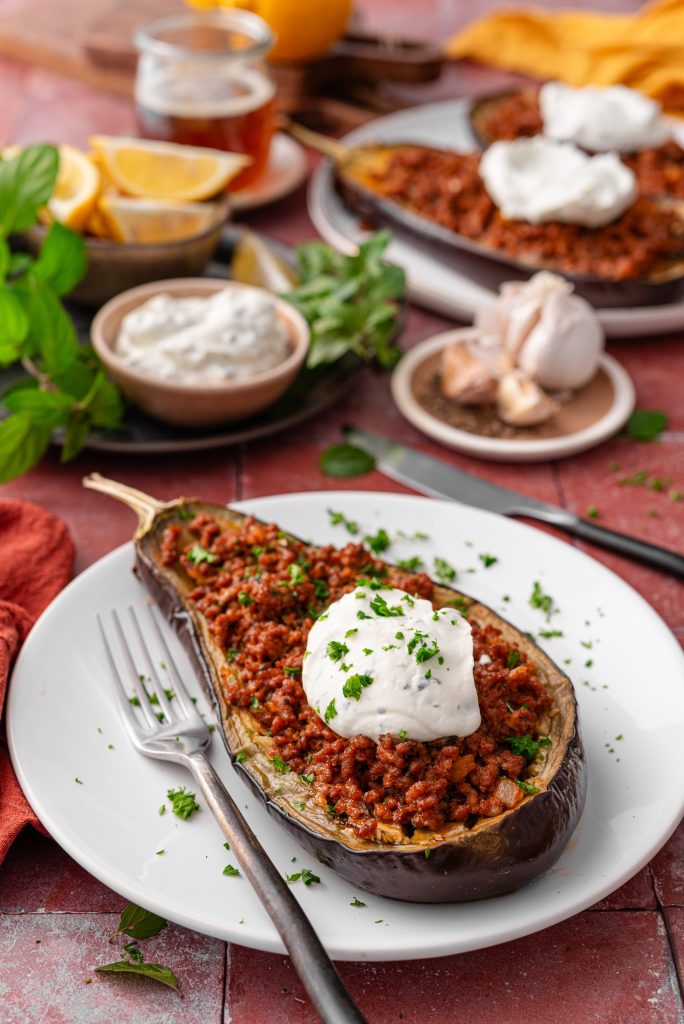 Low-carb filled Turkish eggplant with garlic yogurt Low-carb filled Turkish eggplant with garlic yogurt